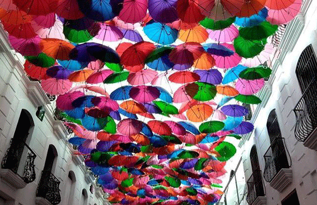 Por qué tantas fotos de paraguas decorando calles?