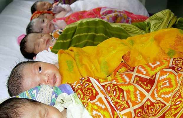 Lanzamiento de bebés en India