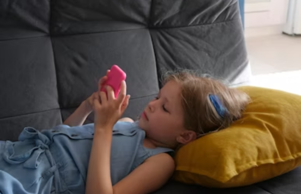 Reino Unido fijó límites al uso de pantallas para menores de cinco años