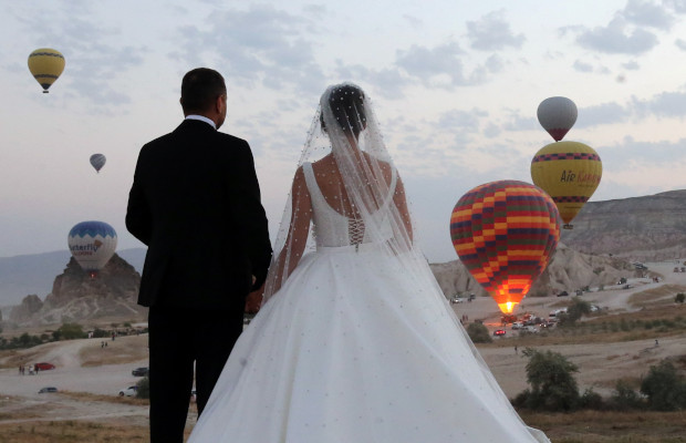 Conoce cinco de los rituales de bodas más curiosos del mundo