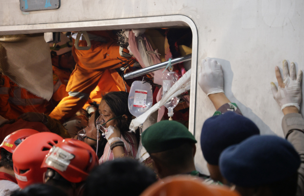 Asciende a 16 la cifra de fallecidas por choque de trenes en Indonesia | Televen