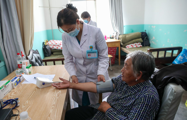 Descubre la posición correcta para medir bien la presión arterial