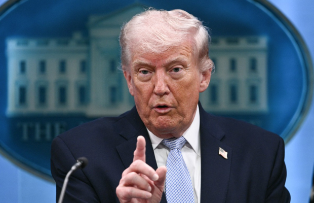 Trump prioriza acuerdos comerciales sobre tensiones diplomáticas en histórica visita a Pekín