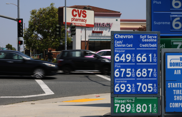 Estados Unidos busca suspender impuesto federal a la gasolina