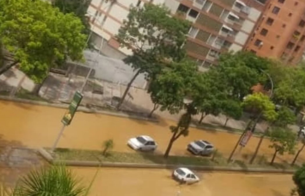 Rotura de tubería matriz en El Cafetal afecta la vialidad y restringe el flujo vehicular