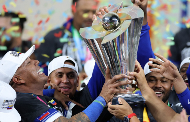 El Salón de la Fama y el Vaticano rinden tributo a los campeones del Clásico