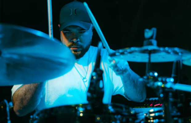 Javier Chirinos estrenó su nuevo tema musical «Más de ti»