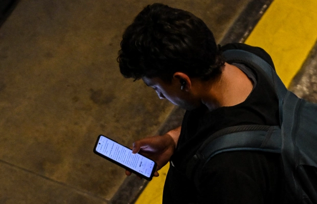 CE propuso establecer edad mínima para uso de redes sociales