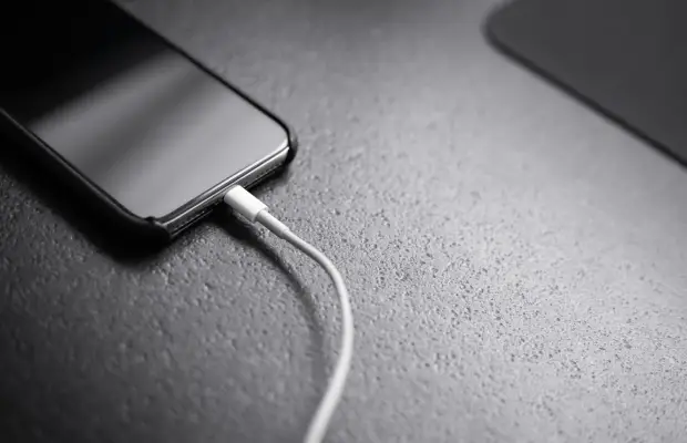 ¿Se conecta primero el cable al celular o el cable al enchufe?