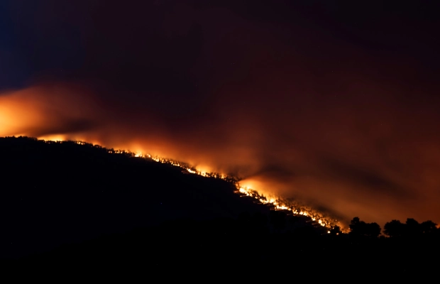 España frena avance de megaincendios mientras Francia prevé complicaciones por nueva ola de calor