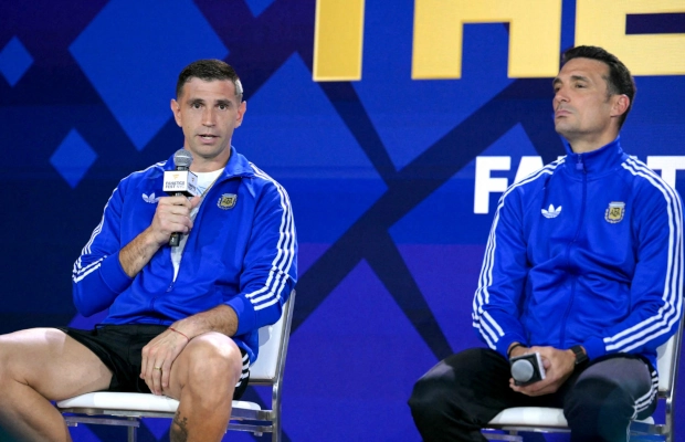 Emiliano «Dibu» Martínez y Lionel Scaloni pusieron en duda su futuro con Argentina