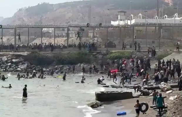 Despliegan al Ejército en Ceuta tras la llegada masiva de migrantes