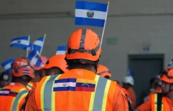 Bukele condecoró a 452 rescatistas salvadoreños por misión en Venezuela