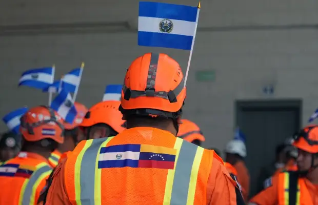 Bukele condecoró a 452 rescatistas salvadoreños por misión en Venezuela