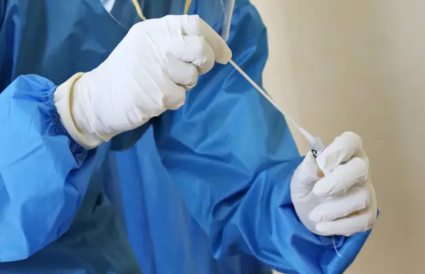 Infectólogo advierte sobre repunte de afecciones respiratorias por COVID-19 e influenza