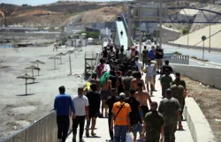 Desalojaron asentamiento de migrantes en playa de Ceuta