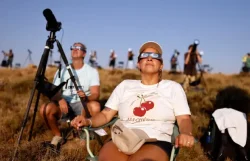 Personas observan el eclipse solar total y su paso por distintas regiones