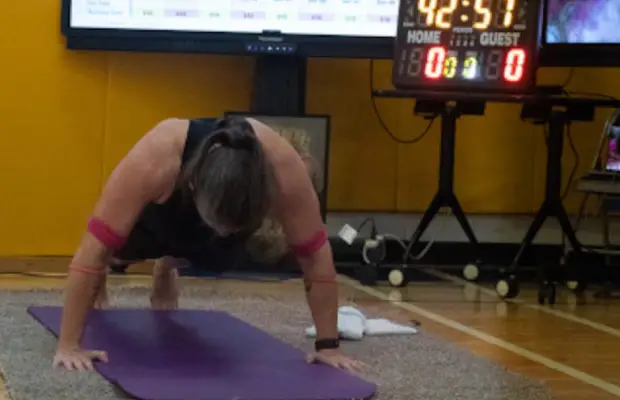 Docente de EE.UU estableció récord tras completar mil 826 flexiones