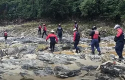Bomberos de Miranda buscan a pareja arrastrada por quebrada El Alambique