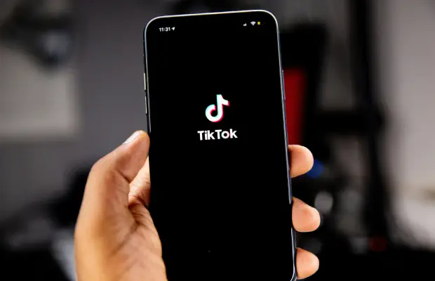 Agencia de Brasil sanciona a TikTok por irregularidades con menores
