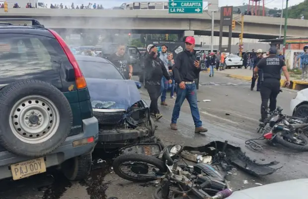 Colisión múltiple deja dos muertos y 16 heridos en La Yaguara