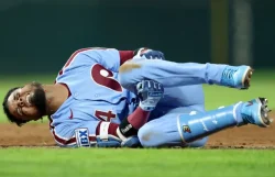 Luis Arráez sufrió lesión en el tobillo en juego ante Milwaukee