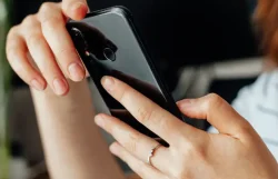 México prepara normativa para regular uso de celulares en las aulas