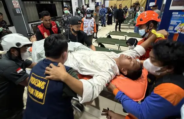 Indonesia: Continúa búsqueda de 129 personas tras naufragio en Borneo