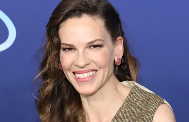 Hilary Swank responde a los comentarios por su embarazo a los 52 años