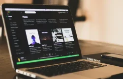 Condenan a hombre por fraude con IA en plataformas de música